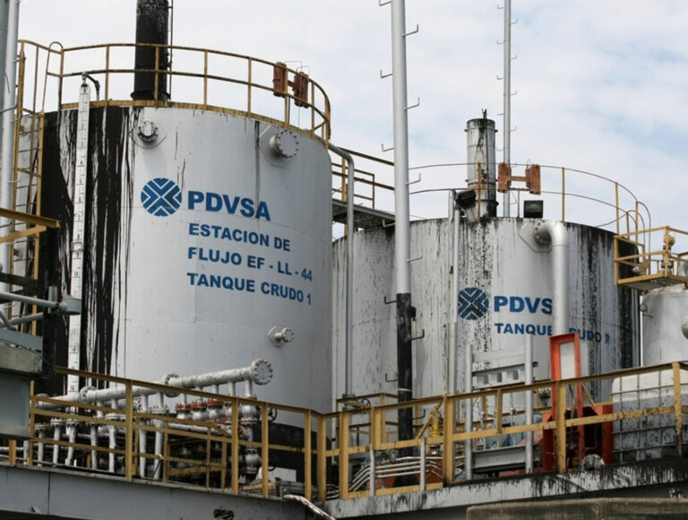 Commodities React to Venezuela Shock: Oil Supply Risks and Safe-Haven Surge 