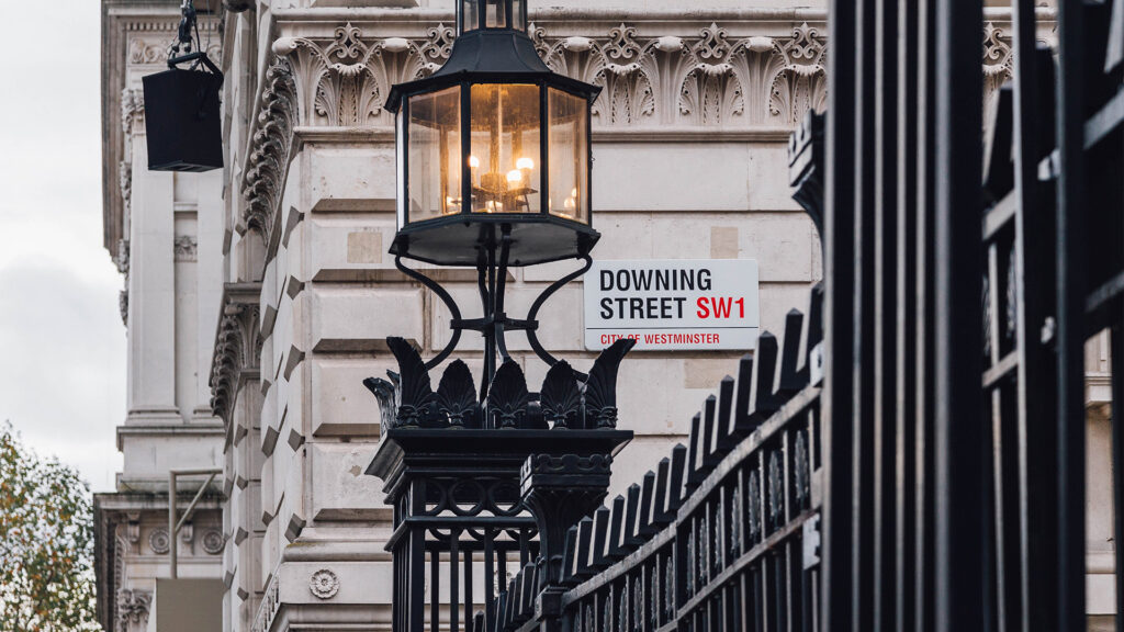 Chancellor Reeves Bets on Stability as UK Growth Slows and Global Risks Rise