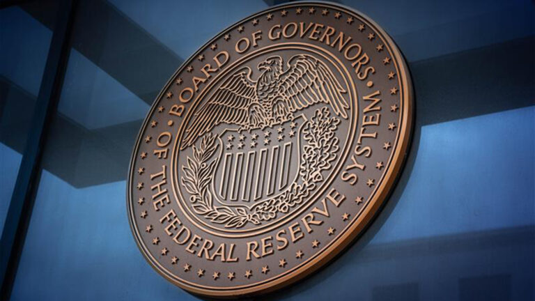 Minutes Show Fed Officials Navigate War Uncertainty While Eyeing Rate Cuts